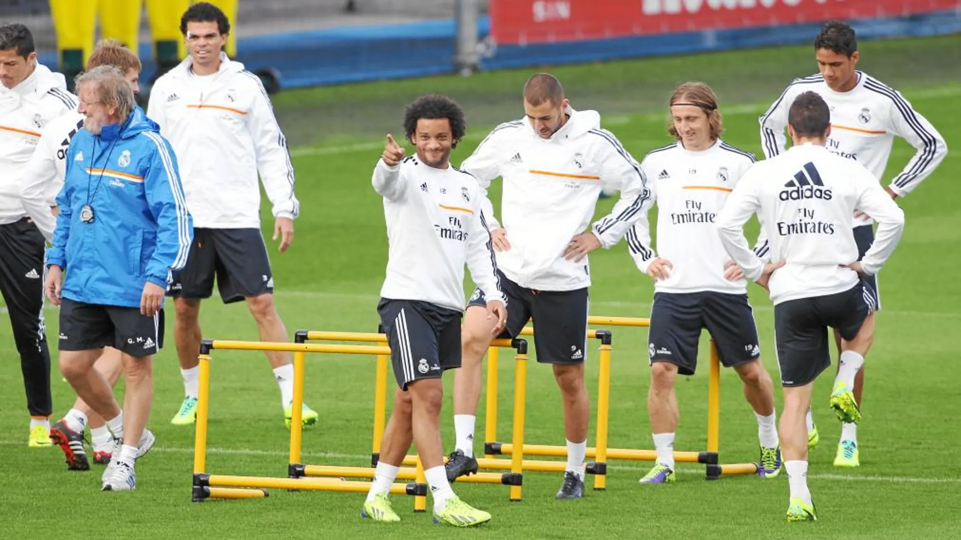 Marcelo, delante de Benzema, en el entrenamiento de ayer del Real Madrid