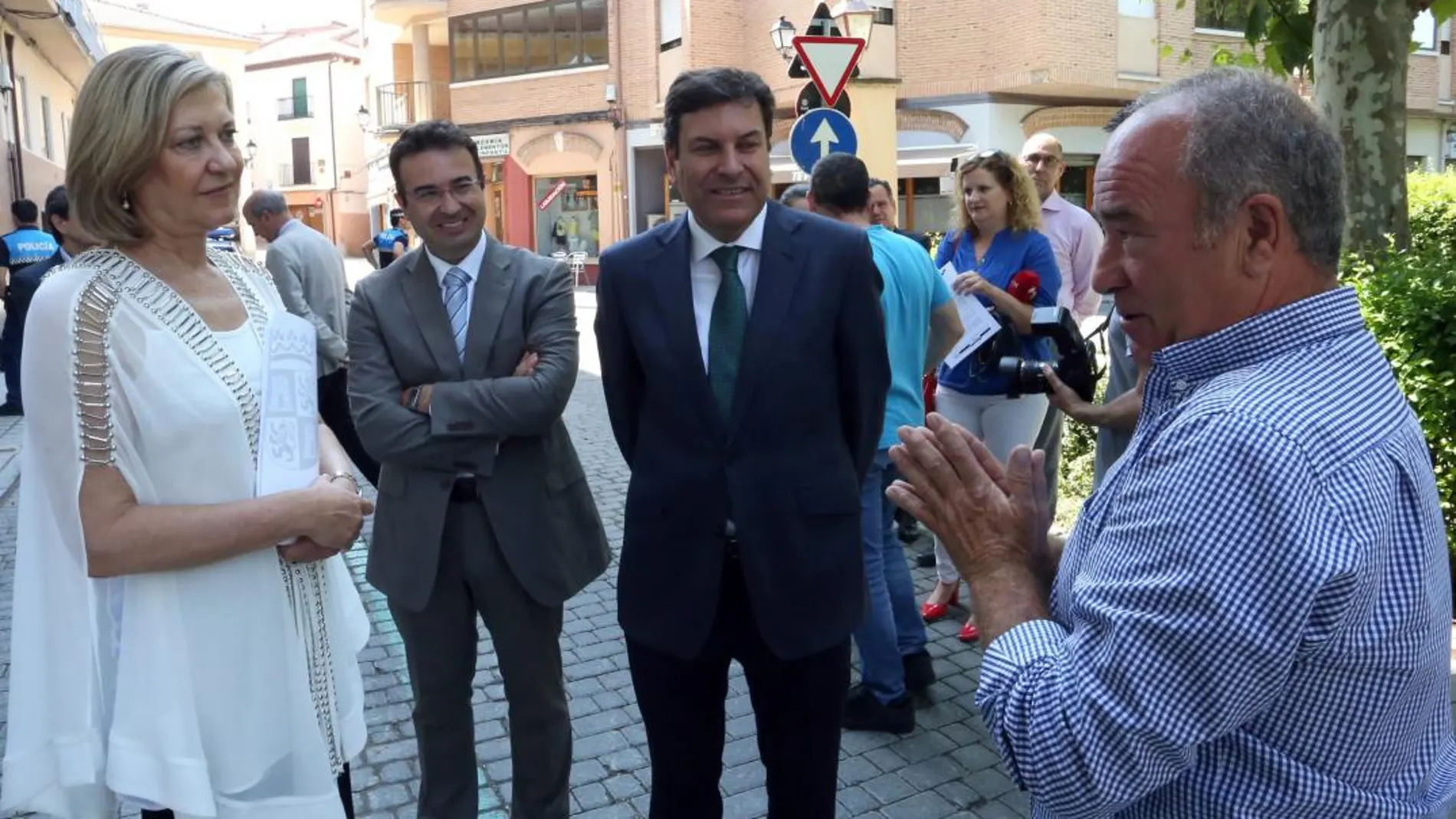 La consejera de Economía, Pilar del Olmo, y el consejero de Empleo, Carlos Fernández Carriedo durante la visita a Peñafiel, acompañados por su alcalde, Roberto Díez