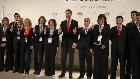 El príncipe de Asturias, acompañado del presidente de la candidatura Madrid 2020 y del COE, Alejandro Blanco (d) y la alcaldesa de la capital, Ana Botella, durante la clausura de las jornadas en las que el Comité Olímpico Internacional (COI) ha sometido a evaluación a la mencionada candidatura.