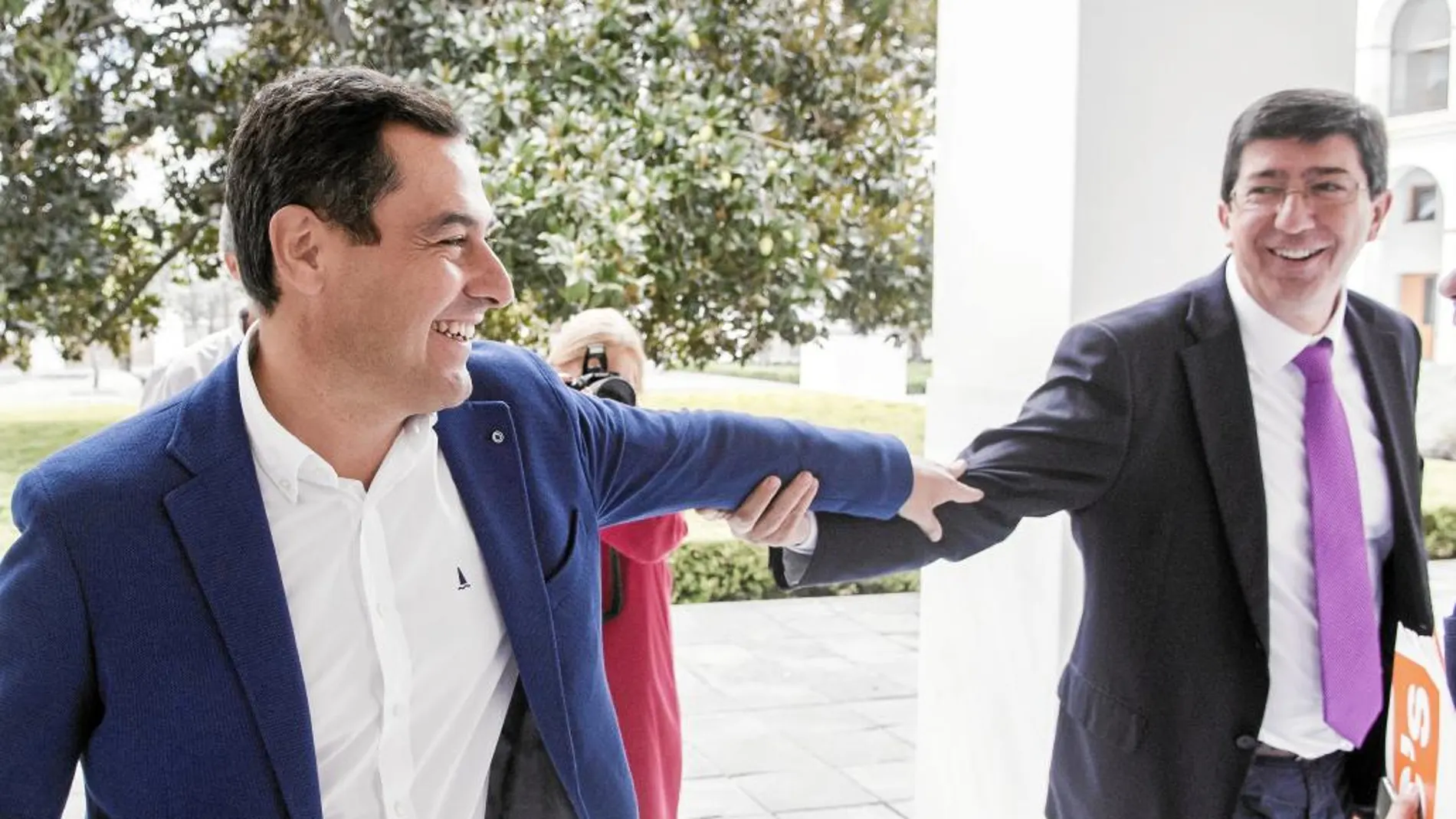 Moreno (PP) y Marín (C’s) se despiden ayer en el Parlamento andaluz