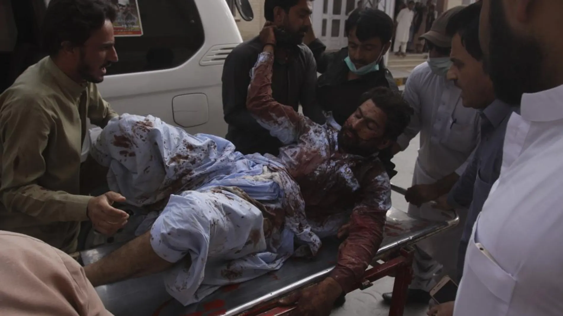 Víctimas del atentado hoy en Pakistán. (AP Photo/Arshad Butt)