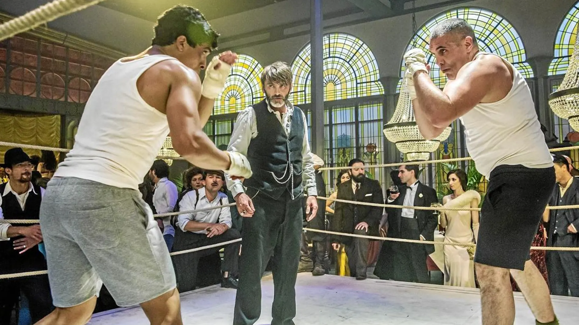 En el centro, Fernando Tejero en el «ring» de boxeo, uno de los deportes más practicados en los años 20 / TVE