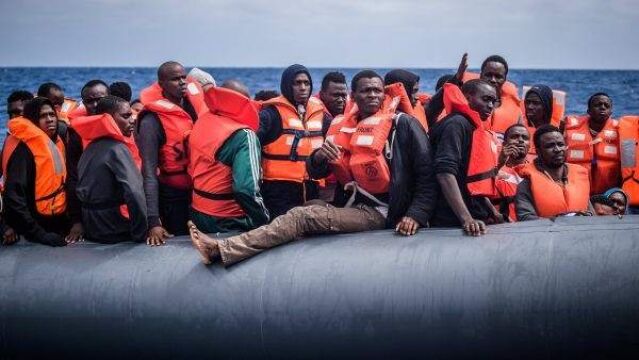 Refugiados en una lancha esperan a ser rescatados / Efe