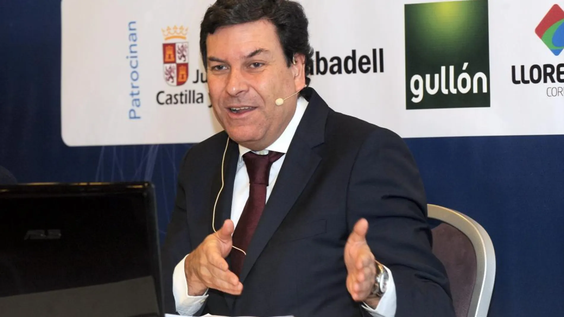 El consejero de Empleo, Carlos Fernández Carriedo, en la imagen durante su participación en el Foro de Empleo de El Norte de Castilla, ha destacado que estos datos de empleo «ponen de manifiesto que las cosas se están haciendo bien»