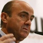 De cara al futuro, Guindos ha dicho que se revisarán las previsiones del cuadro macroeconómico y se aprobará un nuevo programa de consolidación fiscal.