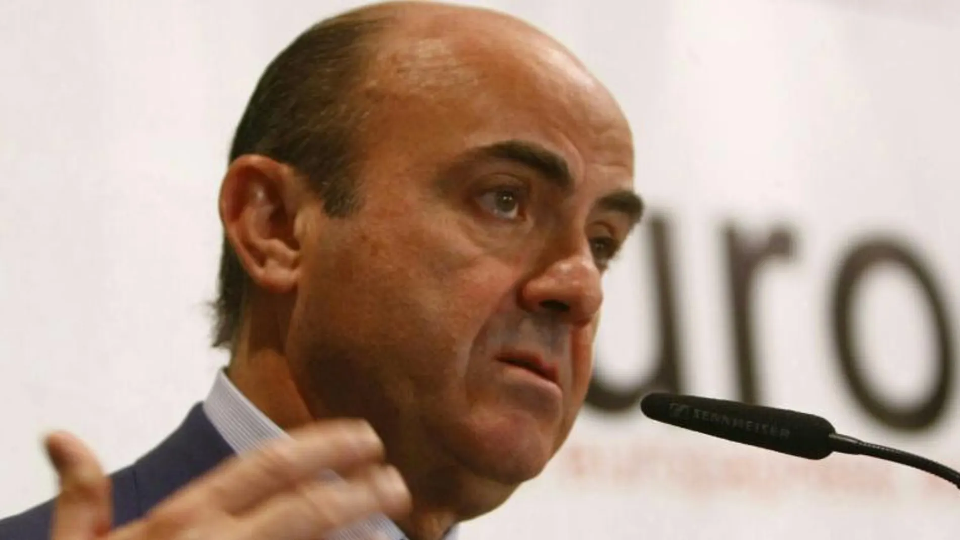 De cara al futuro, Guindos ha dicho que se revisarán las previsiones del cuadro macroeconómico y se aprobará un nuevo programa de consolidación fiscal.