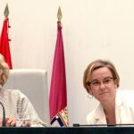 La alcaldesa de Madrid, Manuela Carmena, y la portavoz del PSOE en el Ayuntamiento, Purificación Causapié, presentaron mano a mano las cuentas de 2016