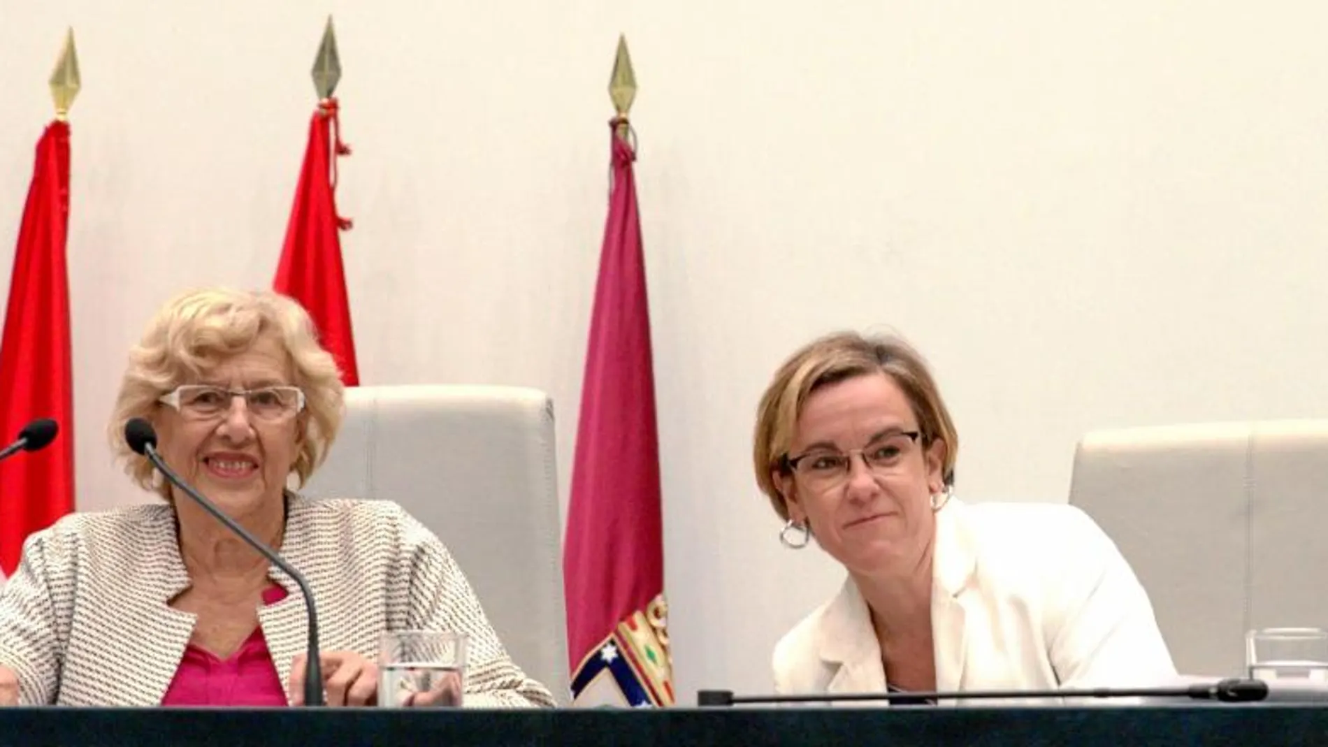 La alcaldesa de Madrid, Manuela Carmena, y la portavoz del PSOE en el Ayuntamiento, Purificación Causapié, presentaron mano a mano las cuentas de 2016