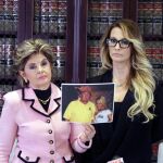 La abogada de Jessica Drake (dcha.) sostiene una foto de la actriz y Trump