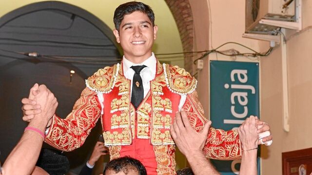Luis David Adame a hombros en Albacete, en su despedida como novillero