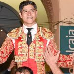Luis David Adame a hombros en Albacete, en su despedida como novillero