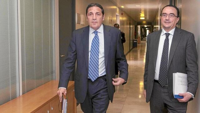 El consejero Antonio María Sáez, recorre las instalaciones de la Consejería de Sanidad, junto al gerente regional de Salud, Eduardo García Prieto