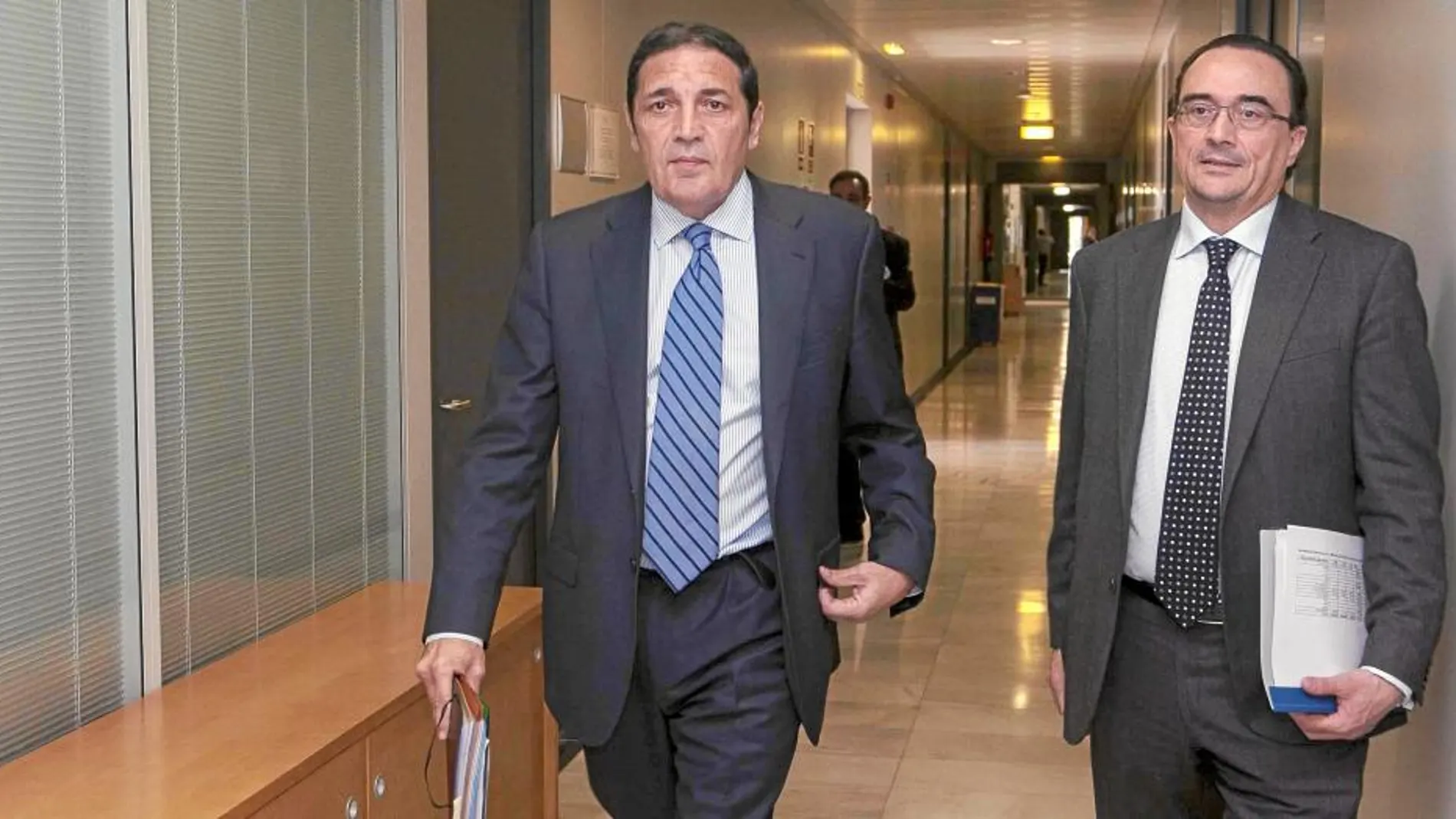El consejero Antonio María Sáez, recorre las instalaciones de la Consejería de Sanidad, junto al gerente regional de Salud, Eduardo García Prieto