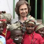 La Reina posa con unos niños de la Casa do Gaiato durante la visita que ha realizado hoy a este centro infantil para huérfanos en el municipio de Namaacha.