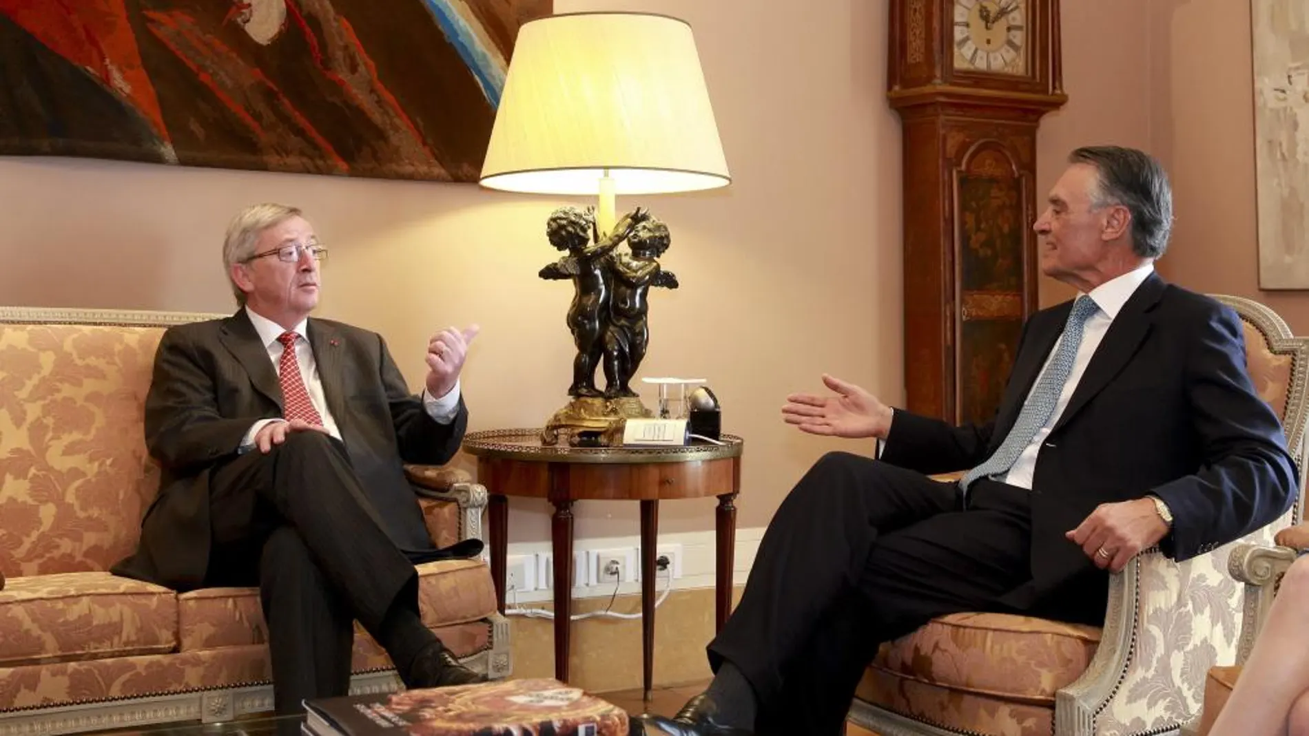 El primer ministro luxemburgués, Jean-Claude Juncker (izq), durante el encuentro celebrado en el Palacio Nacional de Belém, en Lisboa, Portugal, hoy viernes 3 de mayo de 2013.