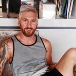 La imagen la colgó su mujer, Antonella, en las redes sociales. El pelo de Messi ha pasado a ser rubio platino
