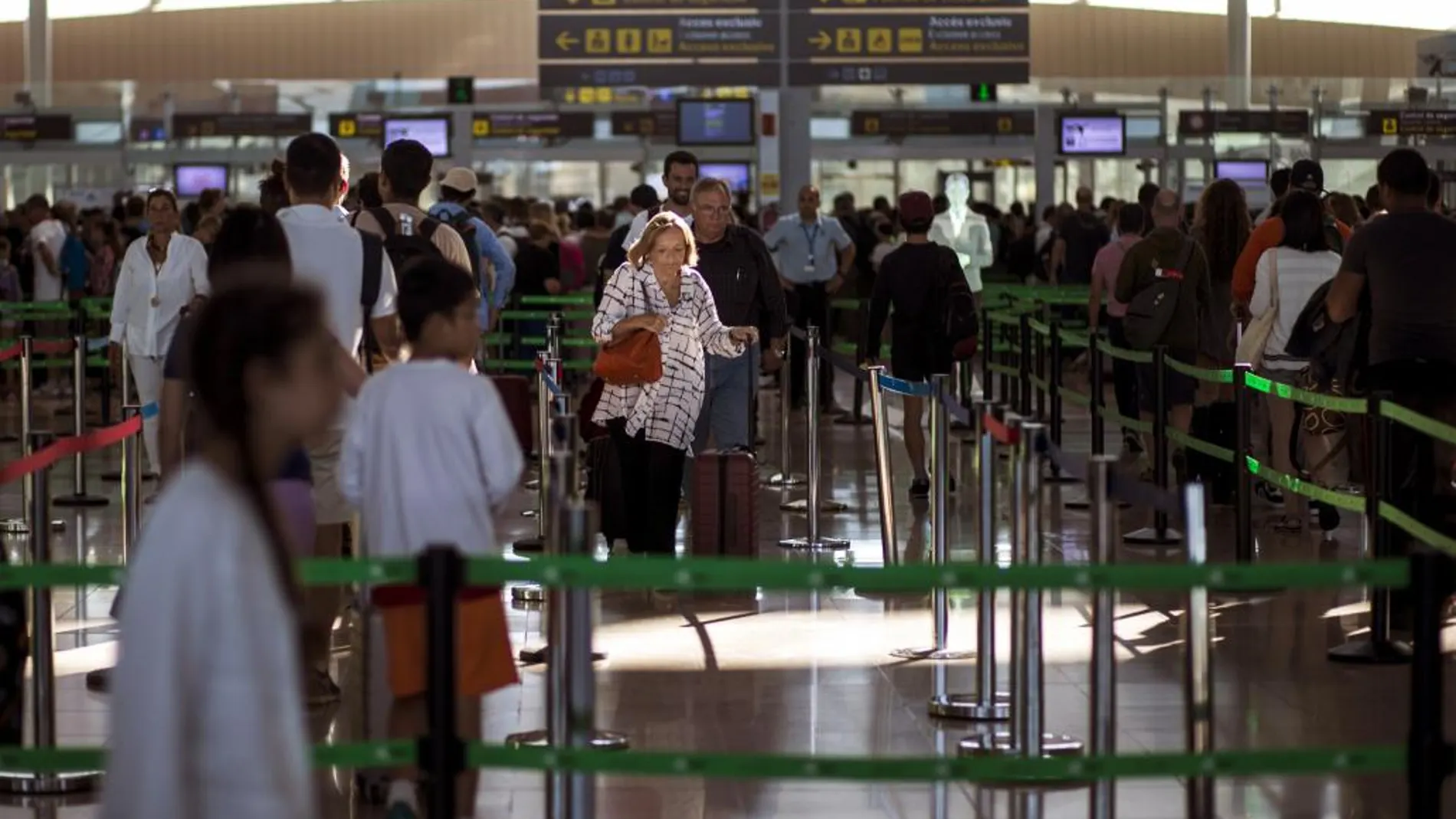 La normalidad es hoy la tónica general en los controles de seguridad del aeropuerto de Barcelona-El Prat
