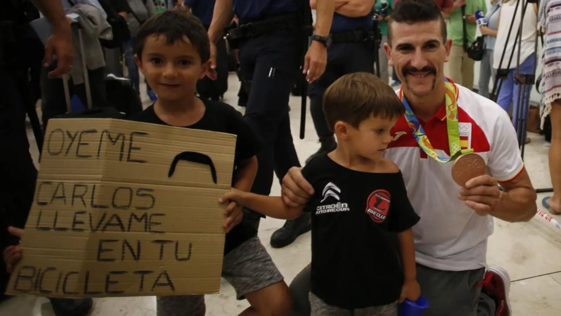 Carlos Coloma ha sido recibido por sus hijos en Barajas