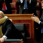 Rajoy aplaude a Montoro tras la aprobación de los Presupuestos ayer en el Congreso