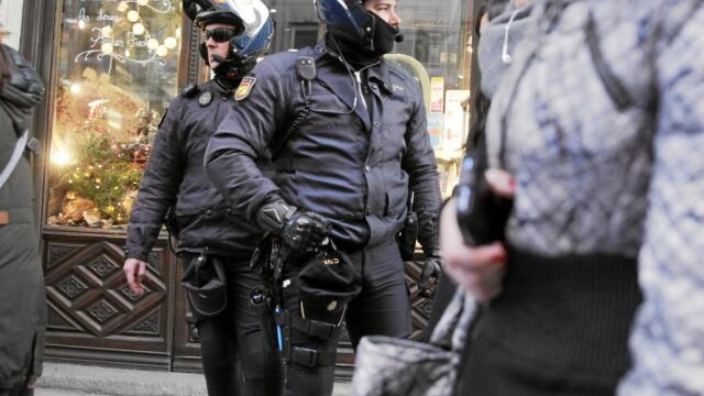 Policías vigilan ayer las abarrotadas calles del centro de la capital cercanas a la Plaza Mayor