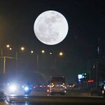 Una superluna, vista desde la ciudad de Naipyidó, en Birmania, en el año 2017