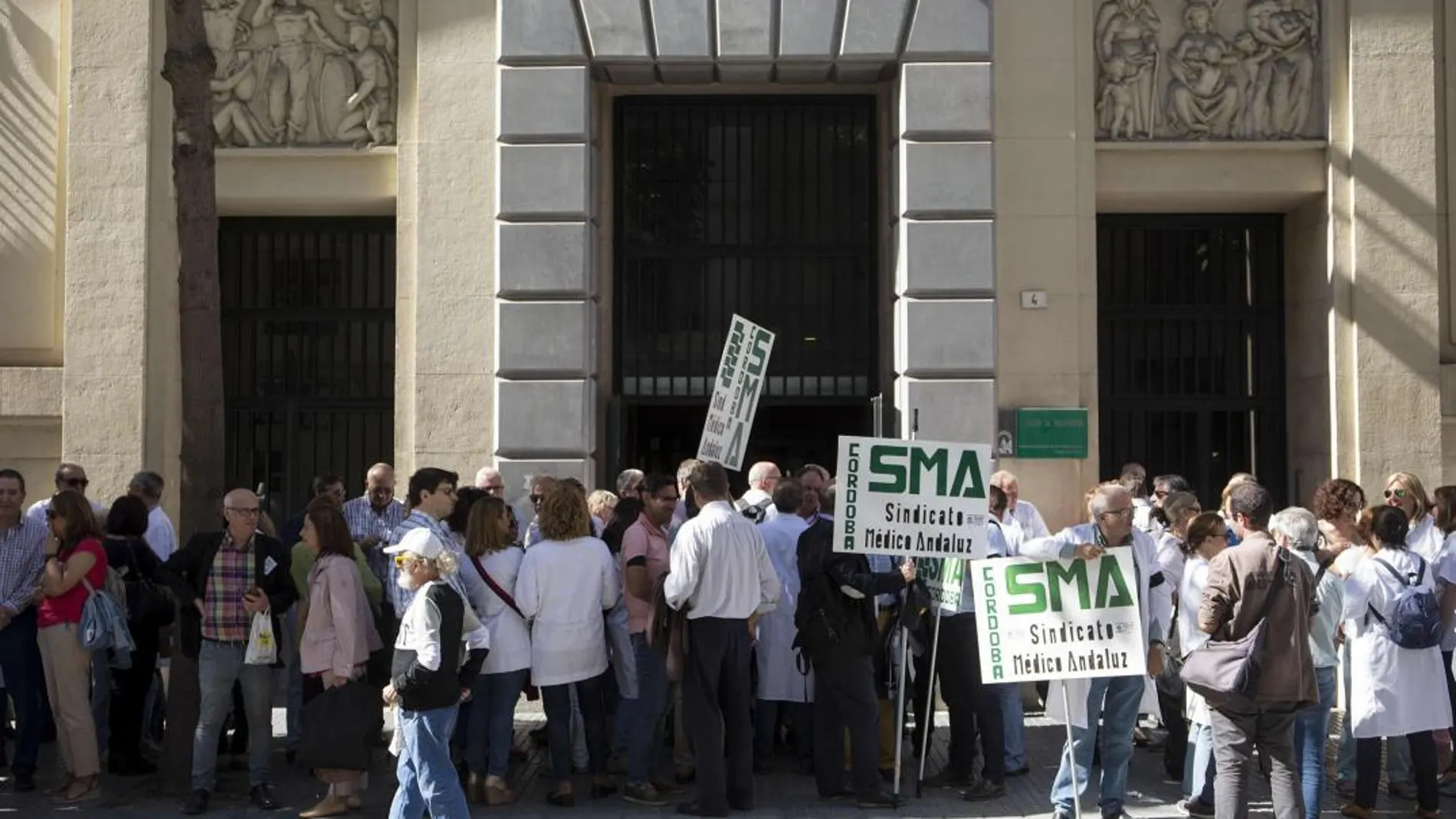 Un momento de la protesta frente a la delegación provincial de Salud en Málaga / Foto: Efe
