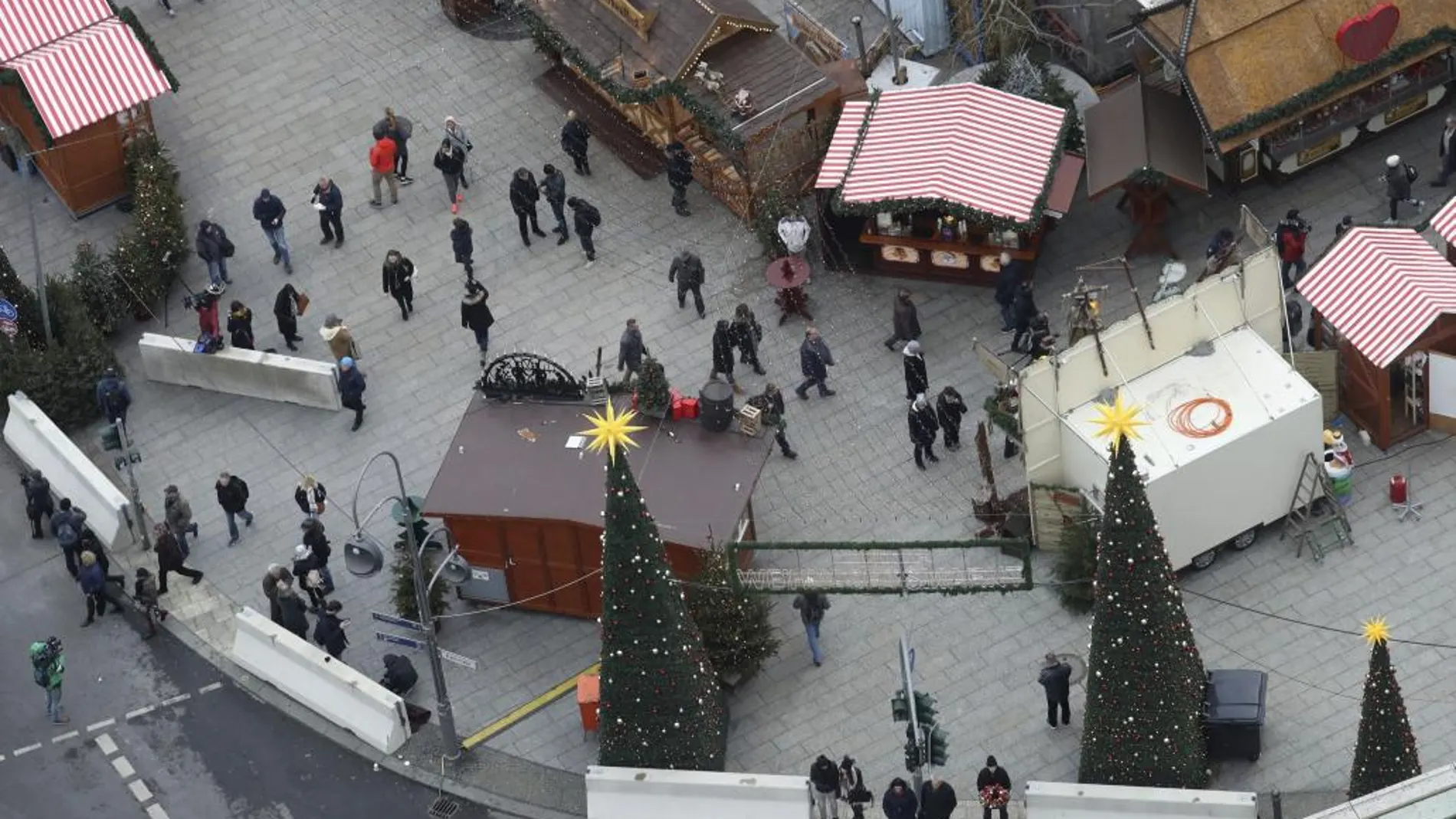 Vista aérea del mercado navideño de la Breitscheidplatz en Berlín, Alemania, después su reapertura hoy, 22 de diciembre de 2016.