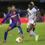 Nelson Semedo juega un balón con Pione Sisto