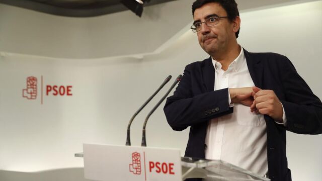 El portavoz de la Comisión Gestora del PSOE, Mario Jiménez, durante la rueda de prensa posterior a la reunión celebrada hoy
