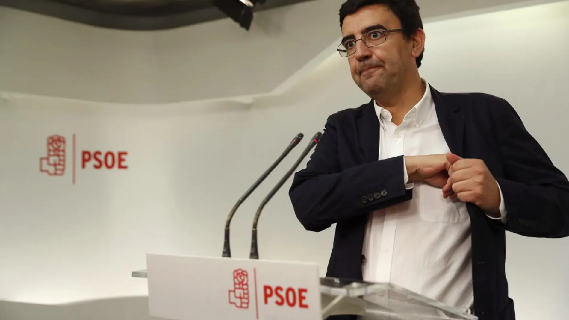 El portavoz de la Comisión Gestora del PSOE, Mario Jiménez, durante la rueda de prensa posterior a la reunión celebrada hoy