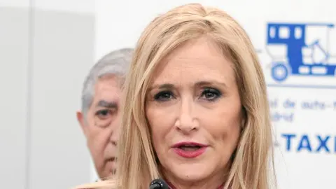 La presidenta de la Comunidad de Madrid, Cristina Cifuentes, durante una visita a la Asociación Gremial del Taxi