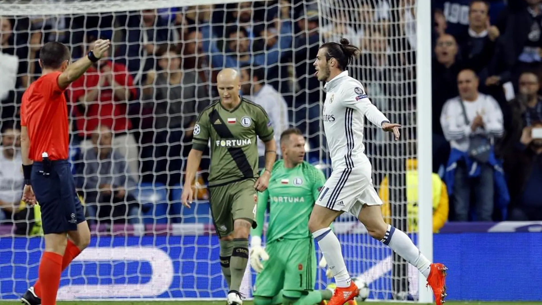 Gareth Bale celebra el primer gol del Real Madrid ante el Legia de Varsovia.