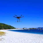 Un dron sobrevuela una playa en busca de residuos, que luego se analizan para luchar contra la contaminación / Foto: La Razón