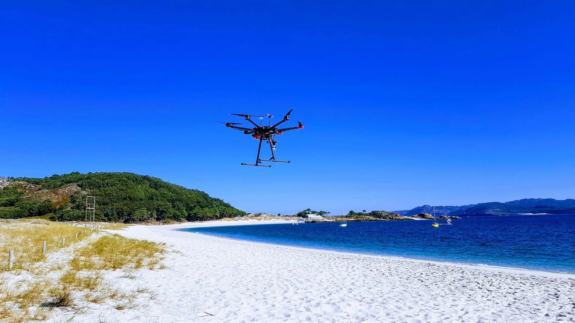 Un dron sobrevuela una playa en busca de residuos, que luego se analizan para luchar contra la contaminación / Foto: La Razón