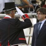 El presidente de la Generalitat, Carles Puigdemont, preside la tradicional ofrenda floral al monumento a Rafael Casanova, ayer