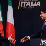 Giuseppe Conte y Luigi Di Maio saludándose.