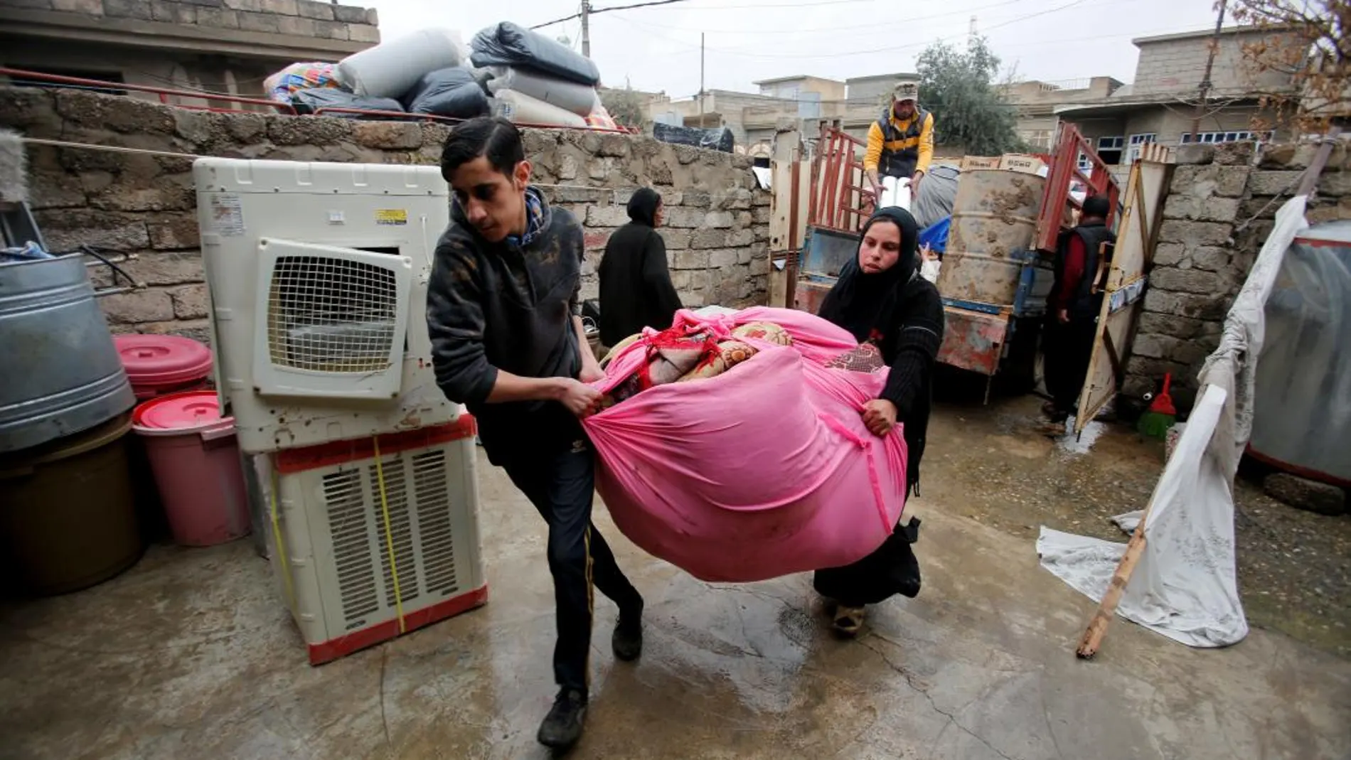 Una familia reúne sus pertenencias antes de trasladarse a un campo de refugiados de Mosul