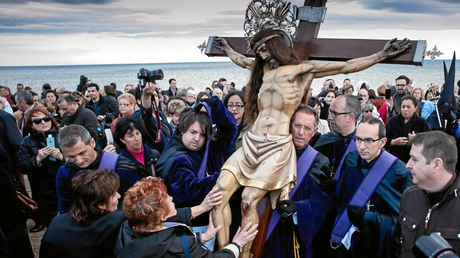 Vecinos y devotos llevan al Cristo hasta el mar de El Cabanyal