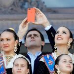 El presidente de Ciudadanos, Albert Rivera, toma una imagen en la Mascletá desde el balcón del Ayuntamiento de Valencia en su visita a las fallas