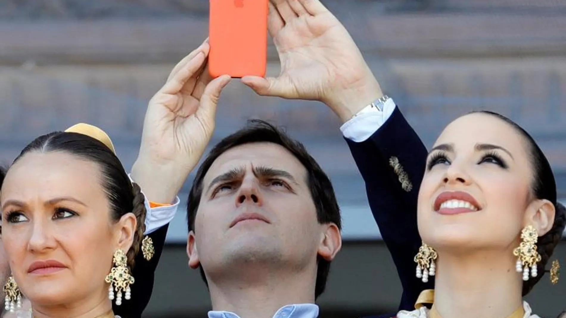 El presidente de Ciudadanos, Albert Rivera, toma una imagen en la Mascletá desde el balcón del Ayuntamiento de Valencia en su visita a las fallas