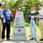 Fotografía facilitada por la Comunidad de Madrid de su presidente, Ignacio González (3d), acompañado por varios alcaldes de la sierra madrileña, durante la visita que ha realizado hoy al Parque Nacional de la Sierra de Guadarrama, en el día Internacional del Medio Ambiente.