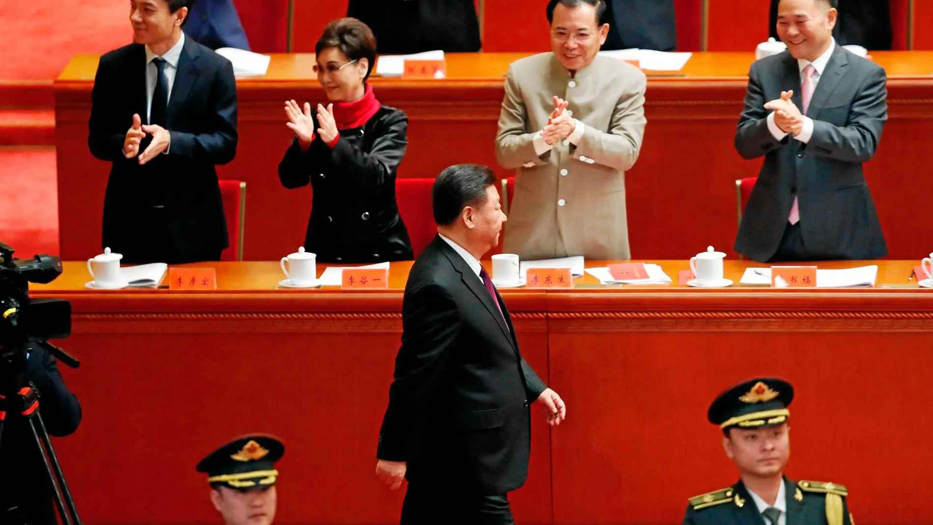 Ovación de 3.000 delegados. El presidente Xi Jinping llega al acto del 40º aniversario de las reformas para dar su discurso en el Gran Palacio del Pueblo