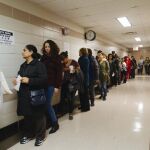 Votantes esperan para ejercer su derecho a voto en un colegio público en Astoria, Nueva York