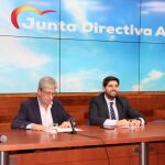 El secretario general del PP regional, Miguel Ángel Miralles, junto al presidente de la formación, Fernando López Miras, ayer en la Junta Directiva autonómica