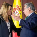 La presidenta de la Junta de Andalucía, Susana Díaz, junto al ministro Juan Ignacio Zoido, ayer en Sevilla