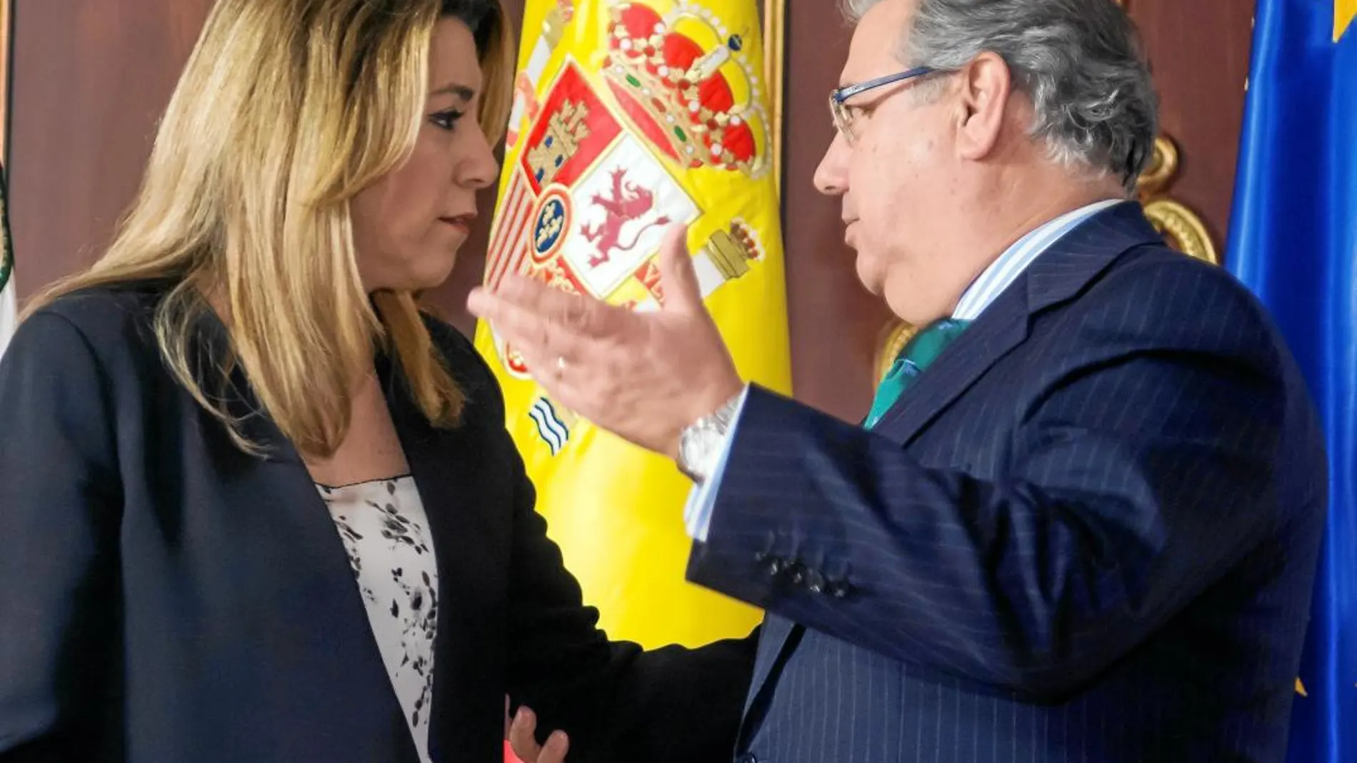 La presidenta de la Junta de Andalucía, Susana Díaz, junto al ministro Juan Ignacio Zoido, ayer en Sevilla