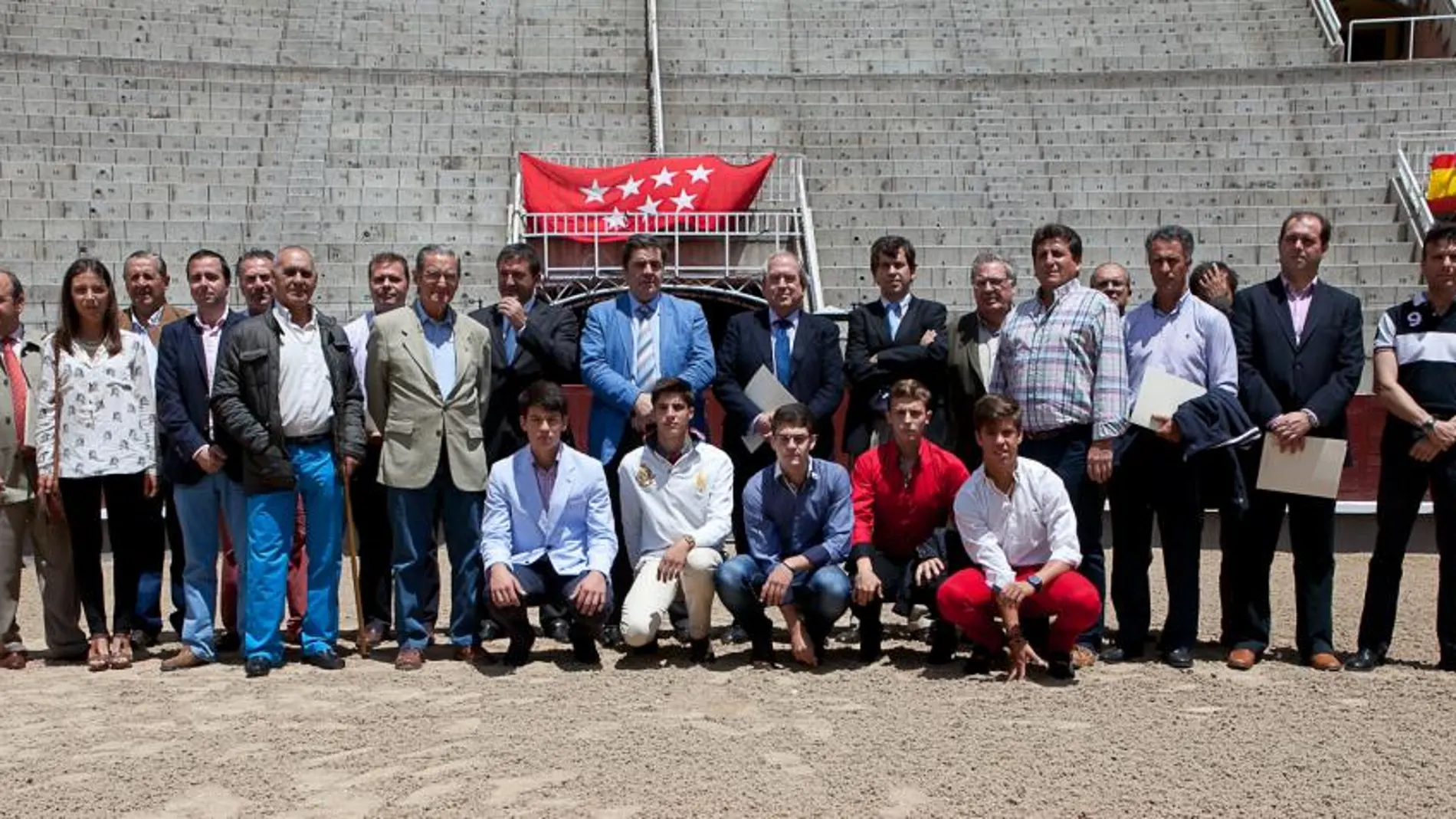 Representantes de las escuelas taurinas, de las localidades, alumnos y empresas, posan en el ruedo de Las Ventas