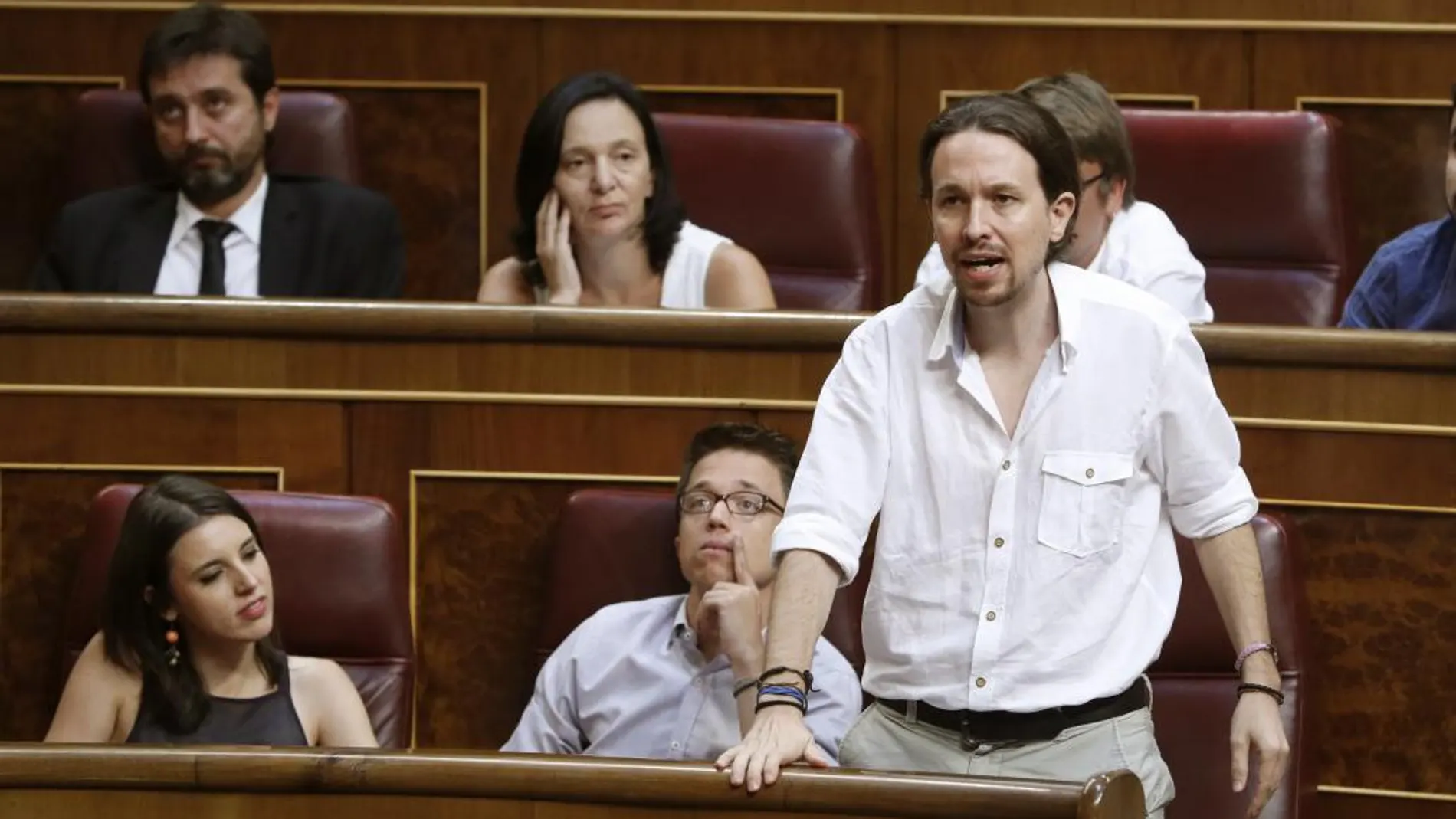 Podemos vuelve a acatar la Constitución para cambiarla con abucheos del pleno