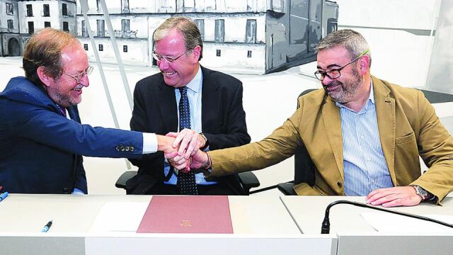 El alcalde de León, Antonio Silván, y el secretario general de la Fundación EOI (Escuela de Organización Industrial), José Ramón Álvarez, firman un convenio para la ejecución de programas de fomento del empleo joven.
