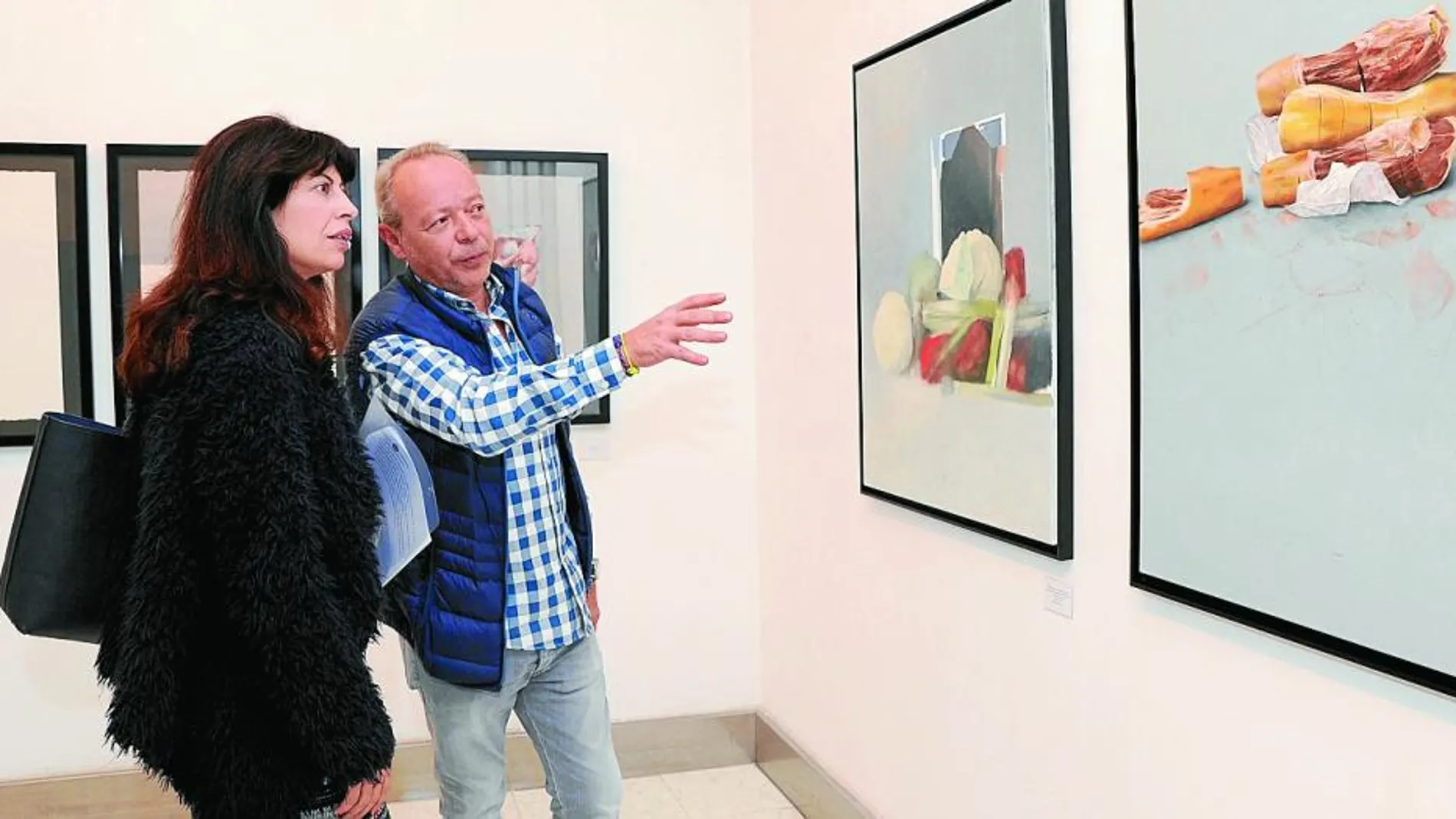 La concejala de Cultura y Turismo de Valladolid, Ana Redondo, junto al artista Enrique Reche en la apertura de la muestra del pintor en la Sala de Exposiciones del Teatro Calderón